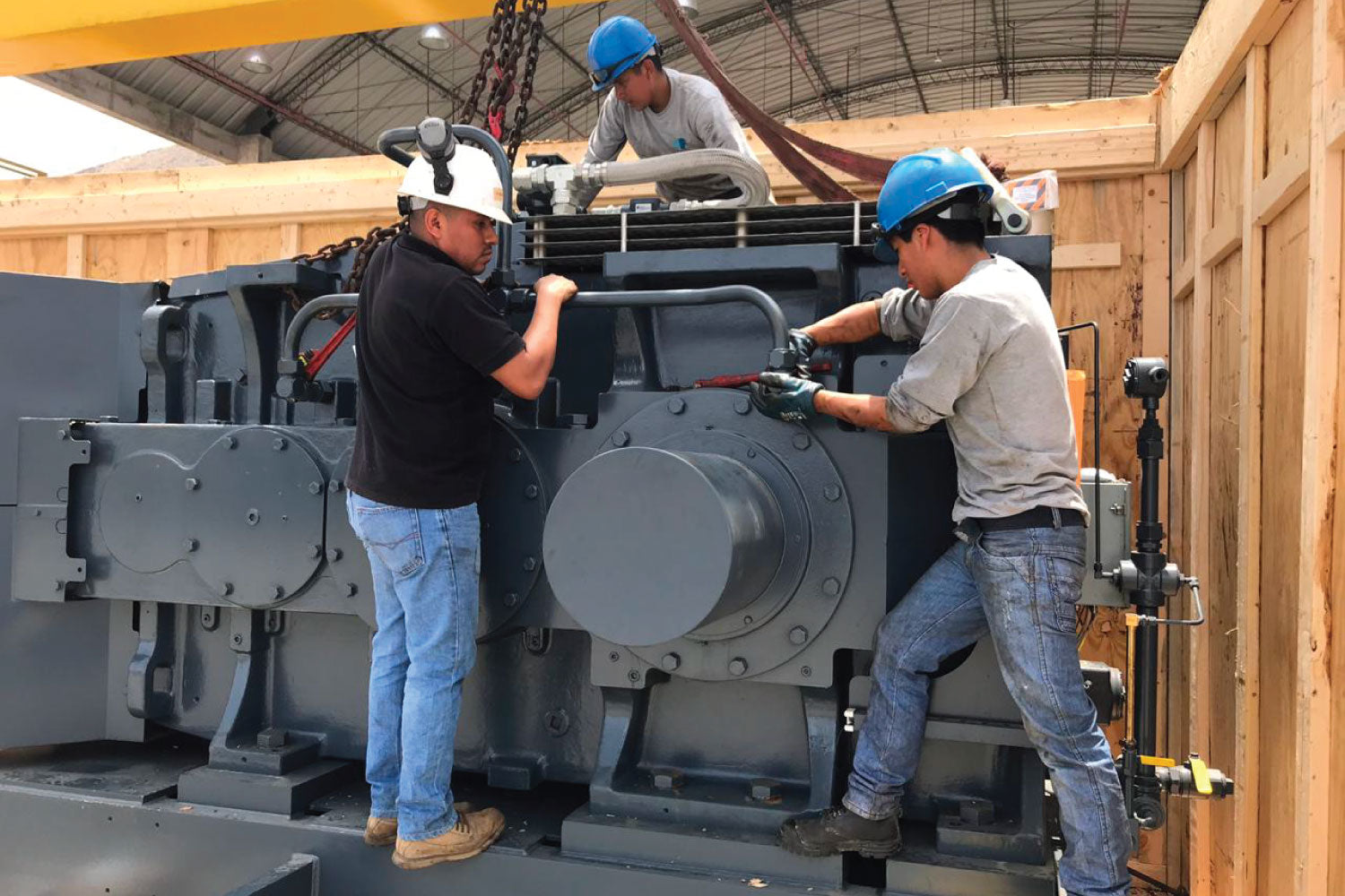 Tres trabajadores de RPT en el taller.