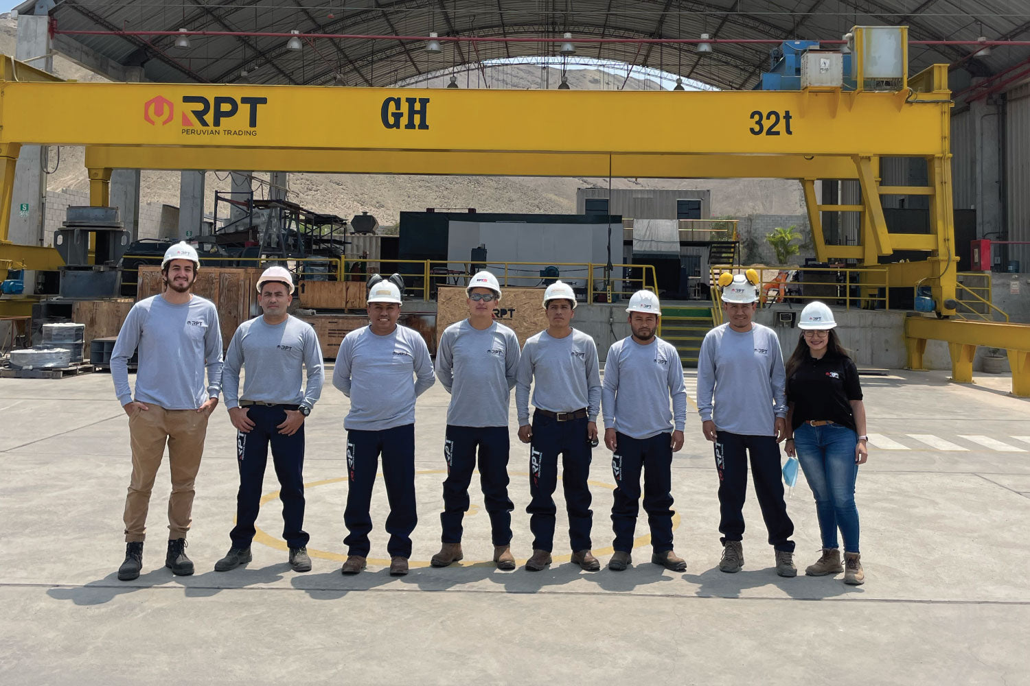 Miembros del equipo de RPT frente al taller.